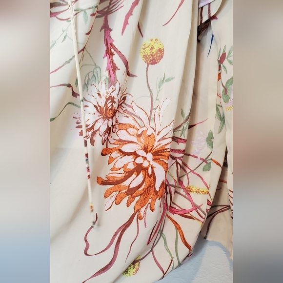H&M Floral Flounce Ruffle Tiered Blouse Cream Red Green Flowy Boho Top Size XS - Picture 8 of 10